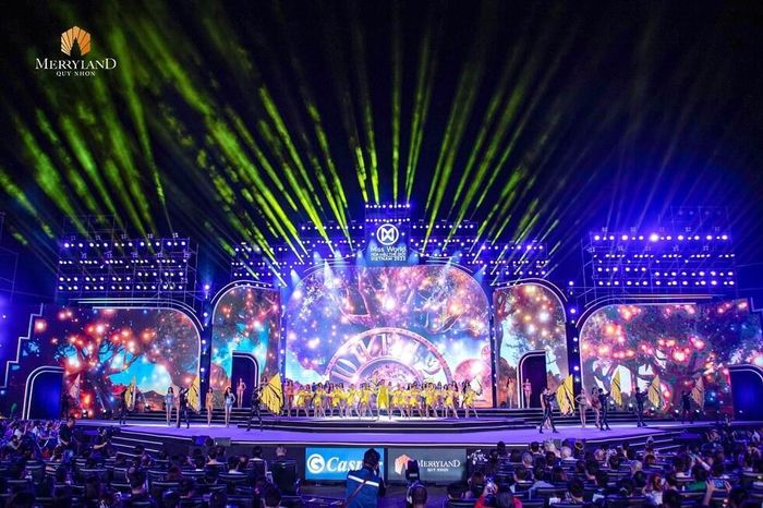 7179fed52e97c7c99e86 Pháo hoa rực sáng trên 'thành phố bán đảo' MerryLand Quy Nhơn trong đêm chung kết Miss World Vietnam 2022 2