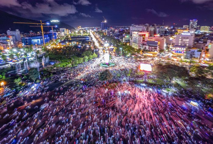 7d09d3482d0ac4549d1b-1 Biển người đổ ra đường xem pháo hoa đêm khai mạc Lễ hội du lịch Bình Định năm 2022 5