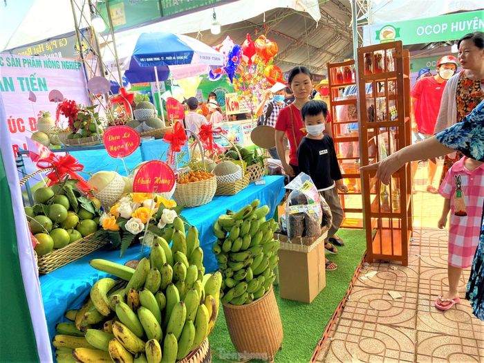 8951a0846fc68698dfd7 Du khách đổ về 'thủ phủ sầu riêng' xe nối đuôi dài cả cây số, khách thoải mái ăn tại vườn 17