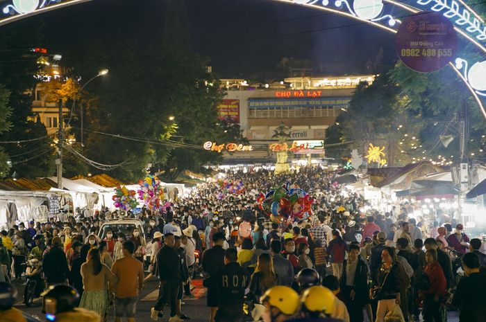 8b436469822b6b75323a Cao điểm du lịch hè: Chi chục triệu vẫn đỏ mắt tìm phòng, miền Trung đón lượng khách khủng 17