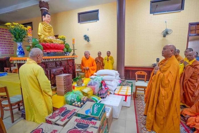 Lâm Đồng: Chùa Linh Phước cúng dường trường hạ các tỉnh miền Trung 0