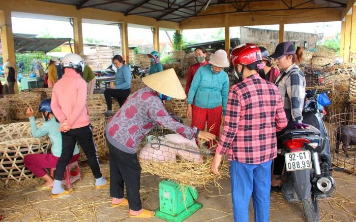 b72808cb8a8963d73a98 Về Quảng Nam xem chợ 'phụ nữ bồng heo' 25