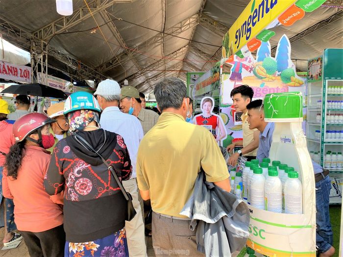 b8669fb350f1b9afe0e0 Du khách đổ về 'thủ phủ sầu riêng' xe nối đuôi dài cả cây số, khách thoải mái ăn tại vườn 21