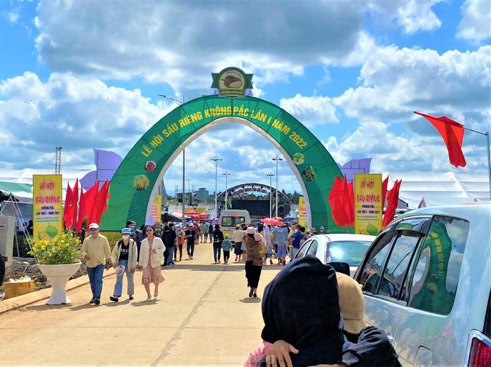 bf6e8dbb42f9aba7f2e8 Du khách đổ về 'thủ phủ sầu riêng' xe nối đuôi dài cả cây số, khách thoải mái ăn tại vườn 9