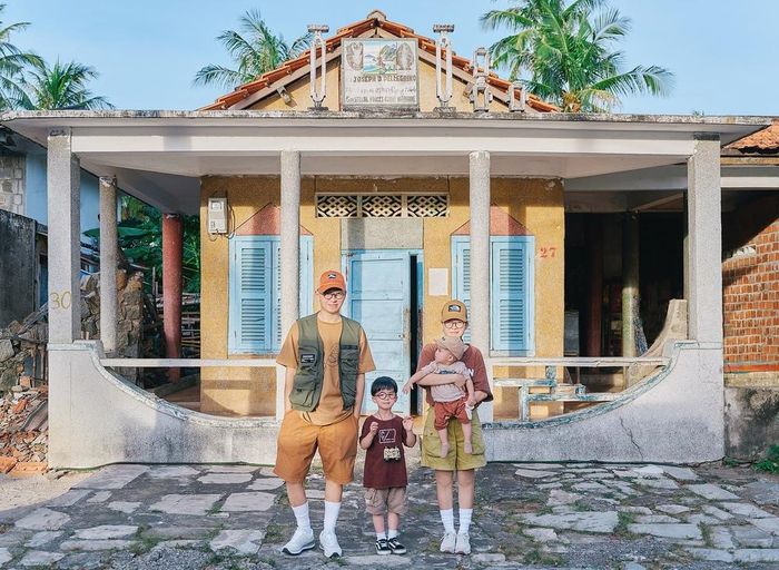 c0261723cd61243f7d70 Bé 10 tháng tuổi cùng bố mẹ phượt 100km/ngày bằng xe máy, chụp bộ ảnh đẹp như truyện tranh 6