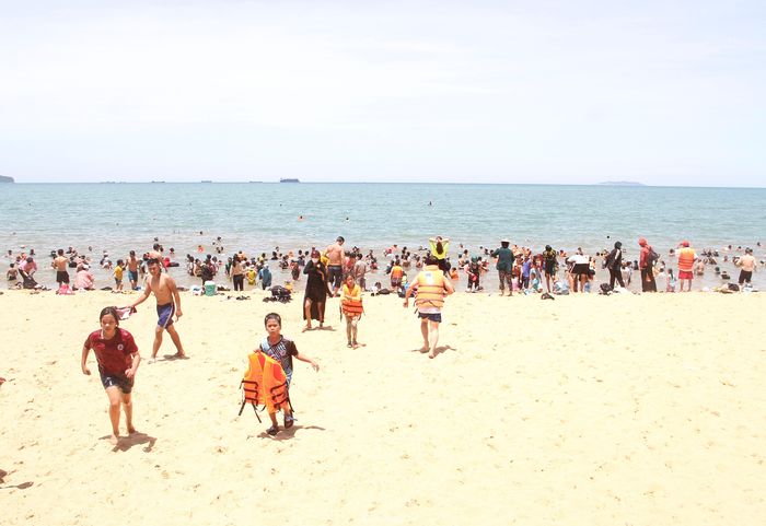 c3a380fa6cb885e6dca9 Bãi biển đông nghịt người xuống tắm 'xả xui' giữa trưa Tết Đoan Ngọ 15