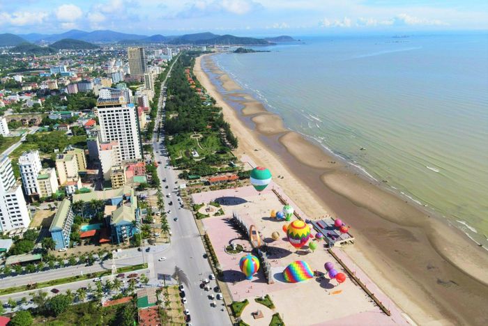 Du khách đổ về các bãi tắm miền Bắc và miền Trung 12