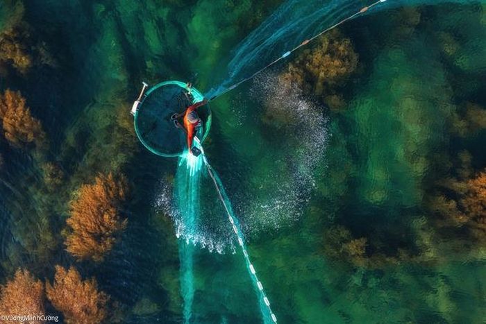 ca3a89566914804ad905 Hình ảnh ngư dân tung lưới đánh cá đầy 'ảo diệu' ở Bình Định khiến ai cũng trầm trồ về cảnh sắc Việt Nam 13