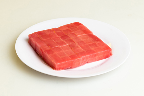 co20tuna20cube20-20saw20cut Cá ngừ cắt hạt lựu máy - bảo quản CO