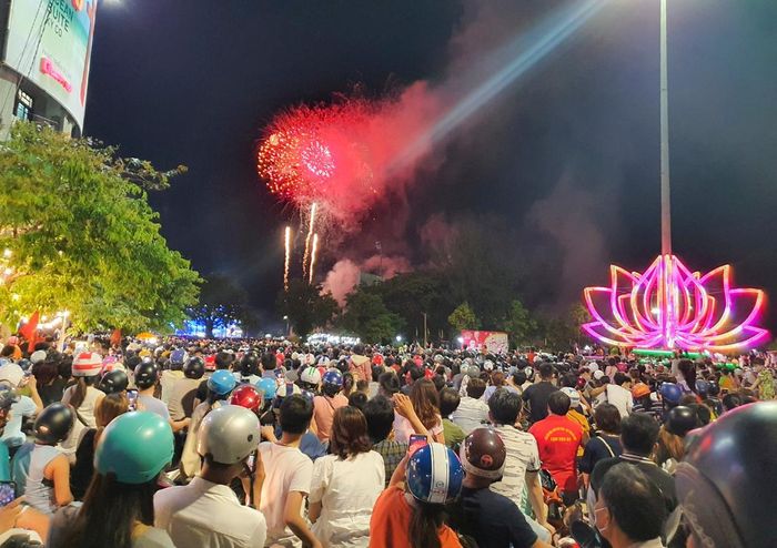 d3ea7cab82e96bb732f8 Biển người đổ ra đường xem pháo hoa đêm khai mạc Lễ hội du lịch Bình Định năm 2022 7