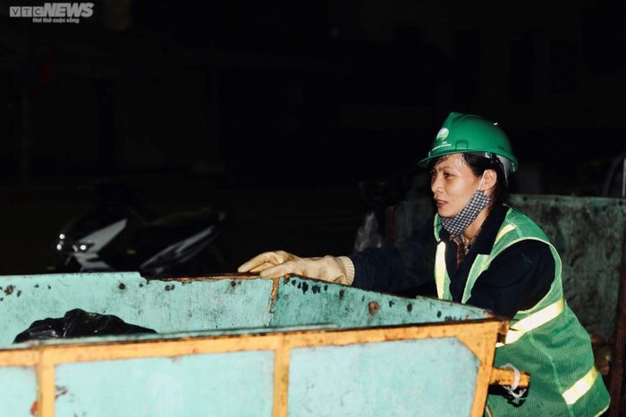 d684ec162454cd0a9445 Nỗi lòng người lao công sau ngày đông nghẹt khách du lịch ở Quy Nhơn 1