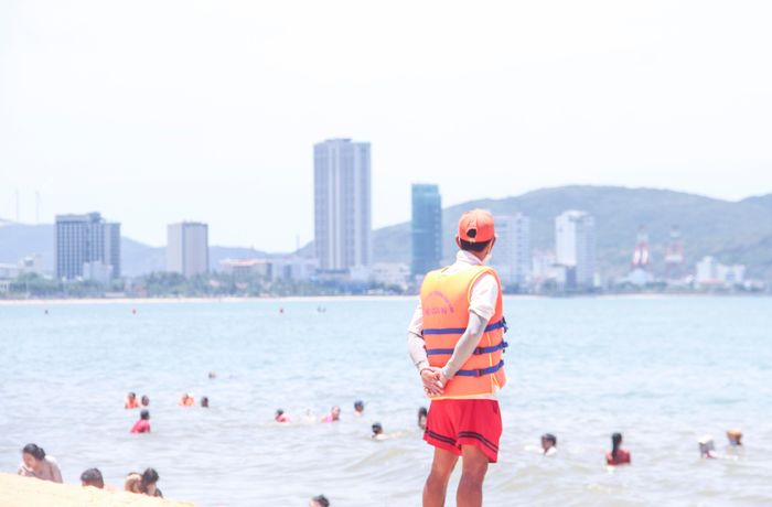 d825997c753e9c60c52f Bãi biển đông nghịt người xuống tắm 'xả xui' giữa trưa Tết Đoan Ngọ 11