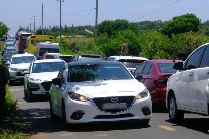 d97a861f495da003f94c-1 Kẹt xe gần một giờ ở Gành Đá Đĩa 4