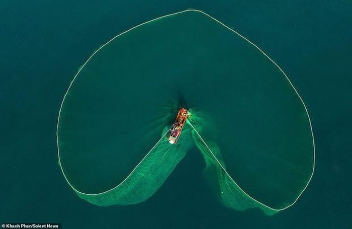 d98a9fe67fa496facfb5 Hình ảnh ngư dân tung lưới đánh cá đầy 'ảo diệu' ở Bình Định khiến ai cũng trầm trồ về cảnh sắc Việt Nam 23