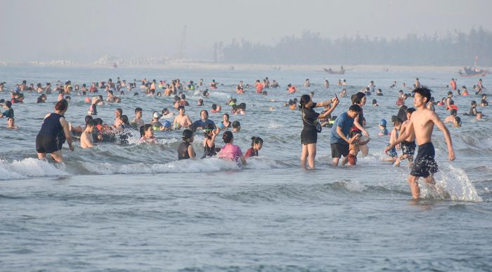 daaae3750637ef69b626 Du khách đổ xô đến biển Bình Định, Quảng Ngãi đón bình minh 2