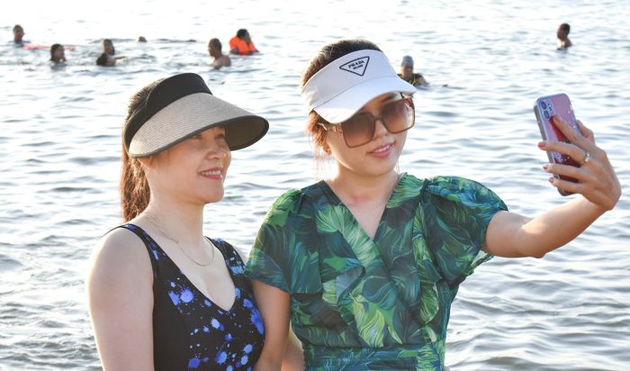 dc6ef2973cd5d58b8cc4 Du khách đổ về biển Quy Nhơn trước lễ 2/9 4