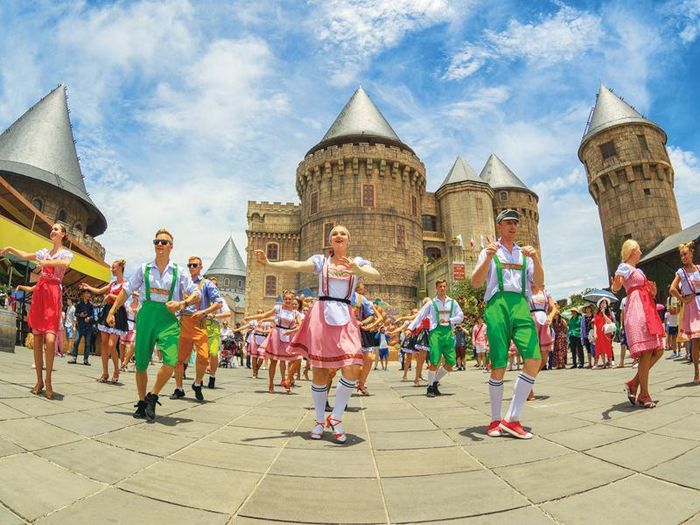 Khách đổ xô đi du lịch biển miền Trung 0