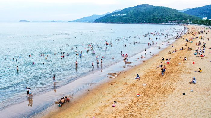 e282d27b1c39f567ac28 Du khách đổ về biển Quy Nhơn trước lễ 2/9 2