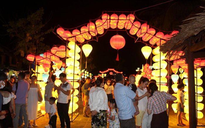 Du lịch hồi sinh mạnh mẽ, các địa phương đón lượng khách 'khủng' dịp lễ 22