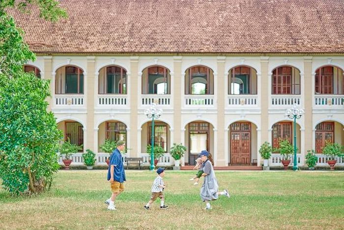 e45444519e13774d2e02 Bé 10 tháng tuổi cùng bố mẹ phượt 100km/ngày bằng xe máy, chụp bộ ảnh đẹp như truyện tranh 14