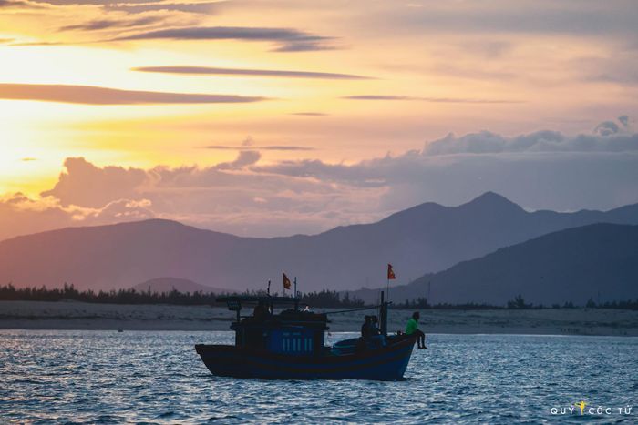 4 ngày lênh đênh biển Đề Gi, leo cột thuyền săn khoảnh khắc cá voi đớp mồi tuyệt đẹp 13