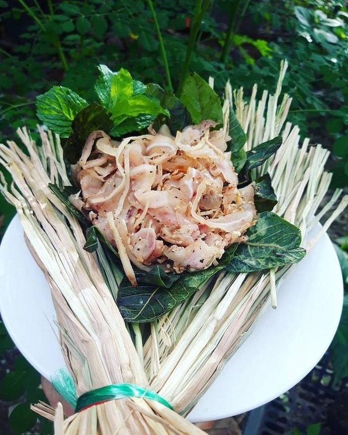 ebd0df060d44e41abd55 Món ăn miền Trung có tên gọi lạ, gói trong rơm khô 'hút' khách sành ăn 13