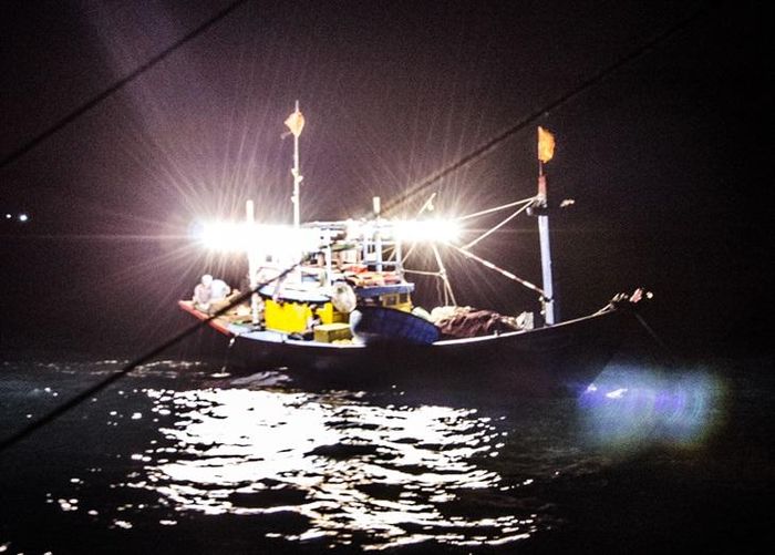 'Cuộc chiến' ánh sáng giữa biển khơi 0
