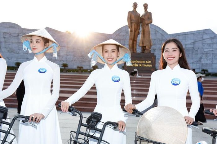 f7f313ffc7bd2ee377ac Top 37 thí sinh Miss World Vietnam thướt tha trong tà áo dài, đạp xe dọc thành phố biển 21