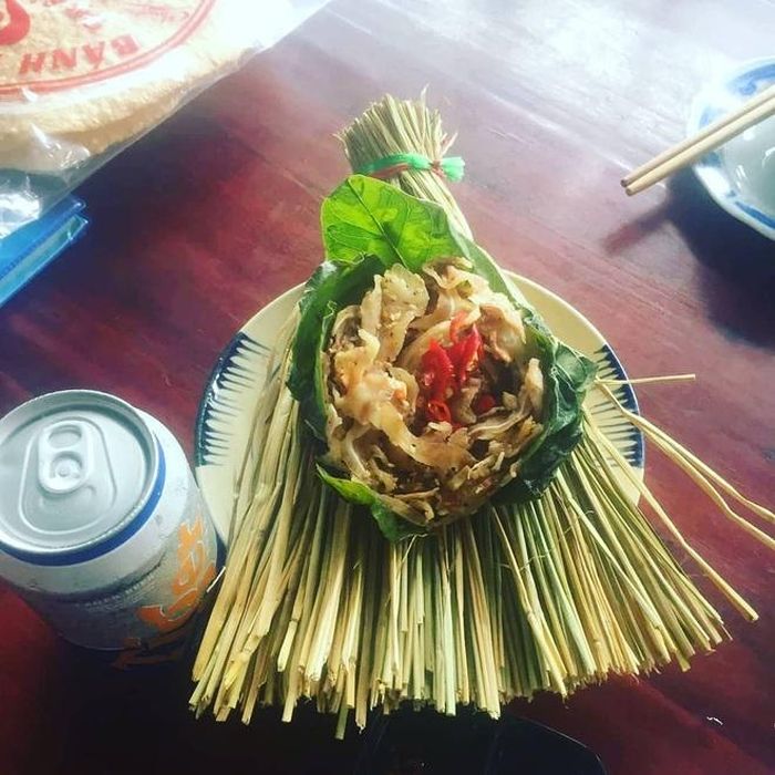 fc5cc48a16c8ff96a6d9 Món ăn miền Trung có tên gọi lạ, gói trong rơm khô 'hút' khách sành ăn 18