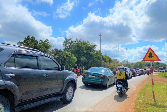 fd62c5b70af5e3abbae4 Du khách đổ về 'thủ phủ sầu riêng' xe nối đuôi dài cả cây số, khách thoải mái ăn tại vườn 1