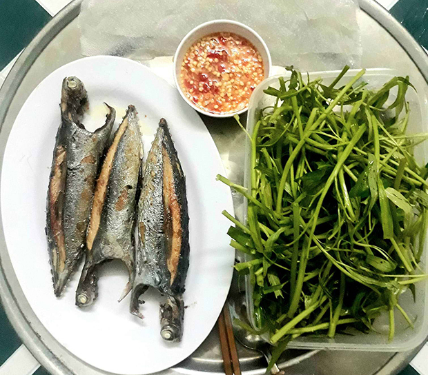 Cá ồ cuốn bánh tráng