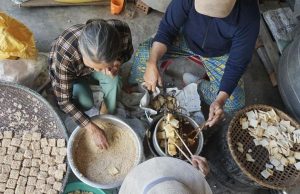 Độc đáo loại bánh xứ Quảng ăn chơi ngày Tết phải trải qua ‘7 lần lửa’