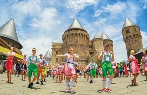 Khách đổ xô đi du lịch biển miền Trung