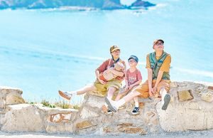 Bé 10 tháng tuổi cùng bố mẹ phượt 100km/ngày bằng xe máy, chụp bộ ảnh đẹp như truyện tranh