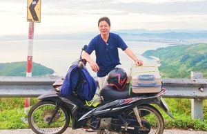 Đi xe máy 42 ngày xuyên Việt, thầy giáo 52 tuổi kể lúc chặn đầu ô tô trên ‘đèo gió hú’