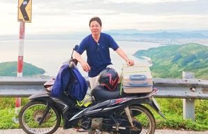 Thầy giáo 52 tuổi đi xe máy xuyên Việt, kể lúc chặn đầu ô tô trên ‘đèo gió hú’