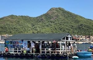 Nhiều nhà bè nổi ở Hòn Khô bất chấp ‘lệnh cấm’