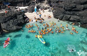 Nắng nóng đỉnh điểm, nhà nhà đổ đi biển: ‘Du lịch mệt hơn đi làm’