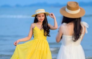 Nắng nóng, du khách đổ về các vùng biển