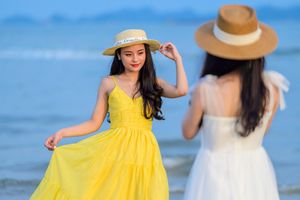 Nắng nóng, du khách đổ về các vùng biển