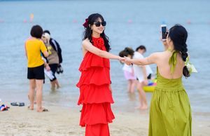 Du khách đổ về các bãi tắm miền Bắc và miền Trung