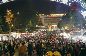 Cao điểm du lịch hè: Chi chục triệu vẫn đỏ mắt tìm phòng, miền Trung đón lượng khách khủng