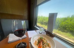 Khách Tây bất ngờ với toa tàu ‘đỉnh’ nhất Việt Nam: Cảm giác siêu thực, không thể nhắm mắt