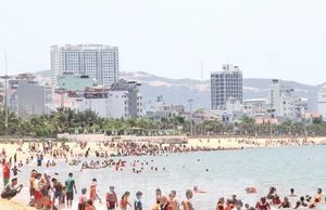 Bãi biển đông nghịt người xuống tắm ‘xả xui’ giữa trưa Tết Đoan Ngọ