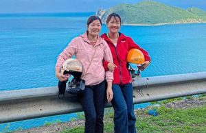 Con gái đưa mẹ đi phượt xuyên Việt