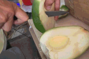 thumnail-2 Chuyện lạ Việt Nam: Loại dừa chỉ ăn vỏ, đất hun ăn như kẹo