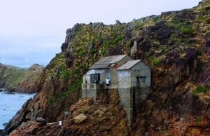 Ngôi nhà đặc biệt nằm giữa lưng chừng vực thẳm, view hướng thẳng ra biển ở Quy Nhơn