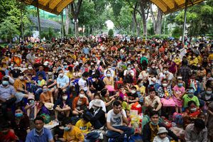 Mưa lớn, không quá tải khách trong mùa lễ 30/4