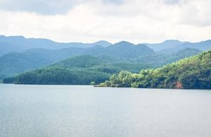 Nên thơ hồ Vạn Hội