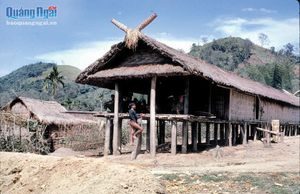 Nhà của dân tộc Hrê qua ảnh tư liệu